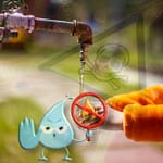 Ein Kind in einem orangefarbenen Hoodie versucht, Wasser aus einem alten, rostigen Wasserhahn zu entnehmen. Im Hintergrund ist ein Warnsymbol mit Totenkopf zu sehen, das auf giftige Verunreinigungen hinweist. Eine animierte Wasserfigur mit einer Stopp-Geste und ein Verbotssymbol verstärken die Warnung vor gefährlichem Trinkwasser.
