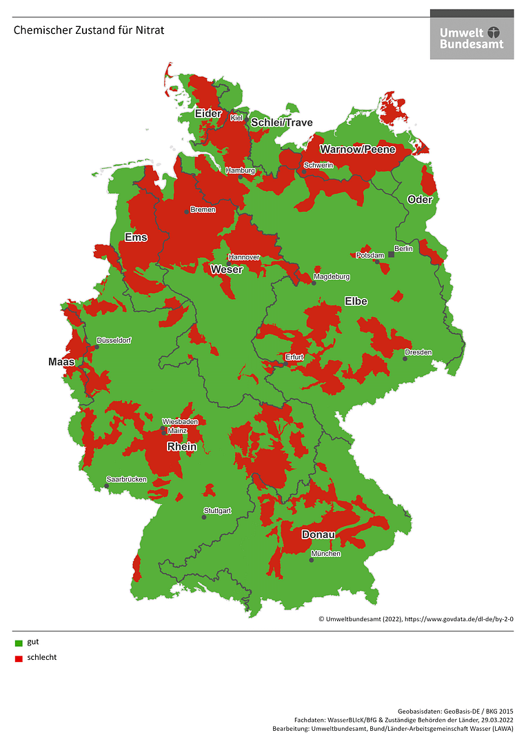 Karte von Deutschland, die den chemischen Zustand des Grundwassers bezüglich Nitratbelastung zeigt. In roten Bereichen ist die Nitratbelastung schlecht, in grünen Bereichen gut. Verschiedene Flüsse und Regionen sind markiert.