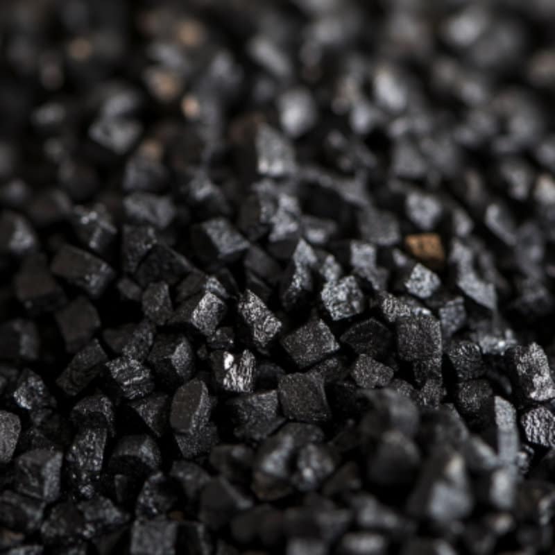 Nahaufnahme von Aktivkohlepellets mit einer porösen Struktur, die für die Filtration von Wasser verwendet werden.