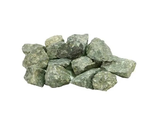 Rohsteine in grauen und grünlichen Tönen, dargestellt auf weißem Hintergrund. Die Mineralsteine haben eine unbehandelte, natürliche Form.