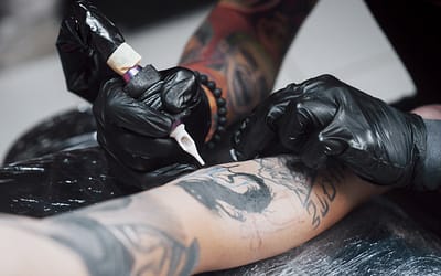 Poledance-Kunst trifft Tattoo-Convention